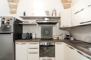 Frigorifero, microonde, forno, piano cottura