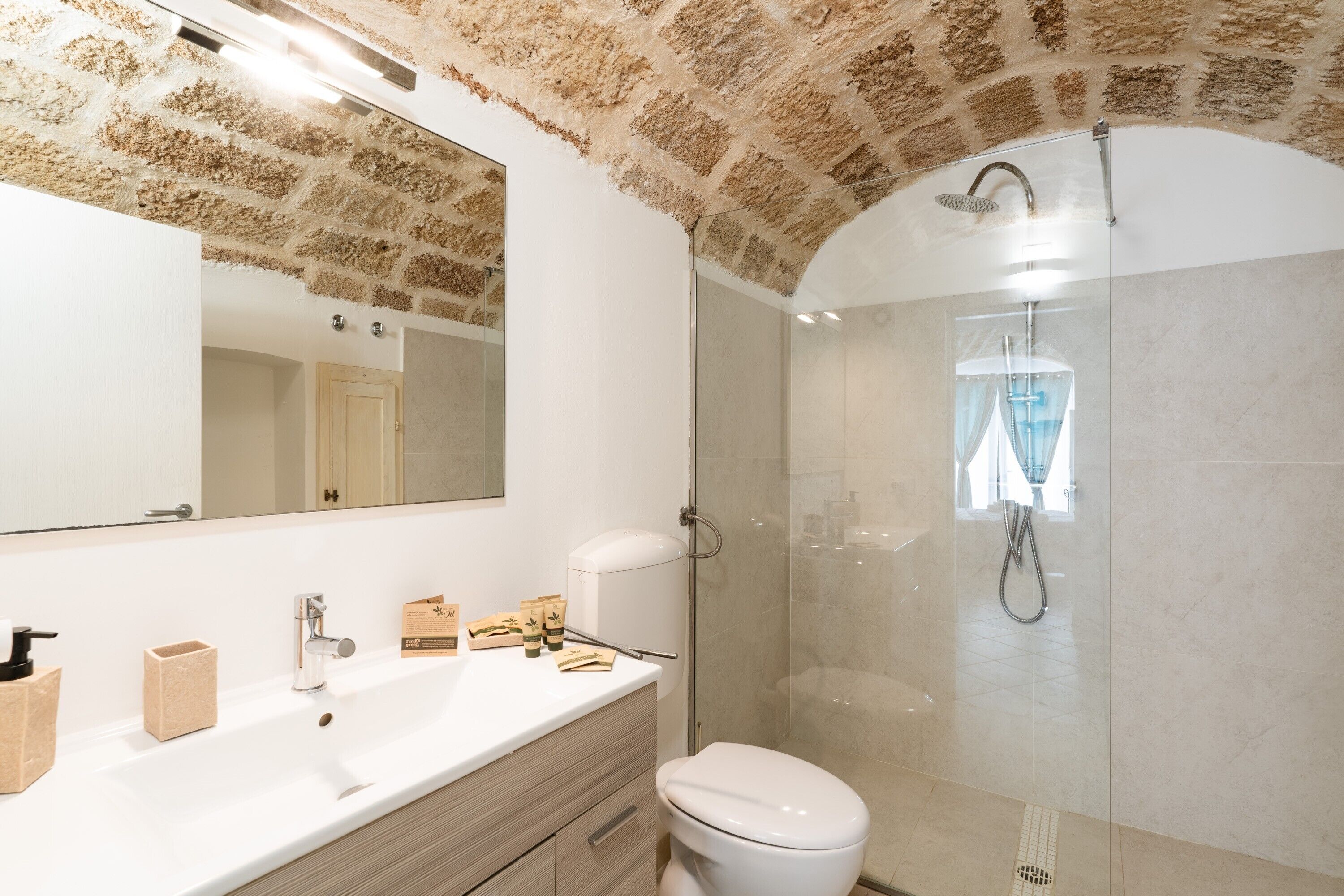 Douche, sèche-cheveux, serviettes fournies