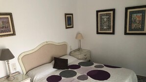 A bedroom with a bed, nightstand, lamp, and wall art. - Chalet 'Villa Con Piscina Privada' with Private Pool, Private Terrace and Wi-Fi (Mas Vilet dels Pins)
