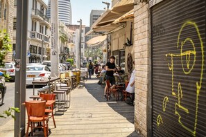 Outdoor dining - The Printhouse Boutique Studio 4 by Sea N' Rent (Haifa)