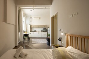 1 chambre, fer et planche à repasser