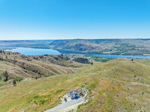 CloudDrift Villa - Romantic MountainTop Getaway with Spa, Sauna and Amazing View