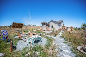 Outdoor dining - CloudDrift Villa - Romantic MountainTop Getaway with Spa, Sauna and Amazing View (Brewster)