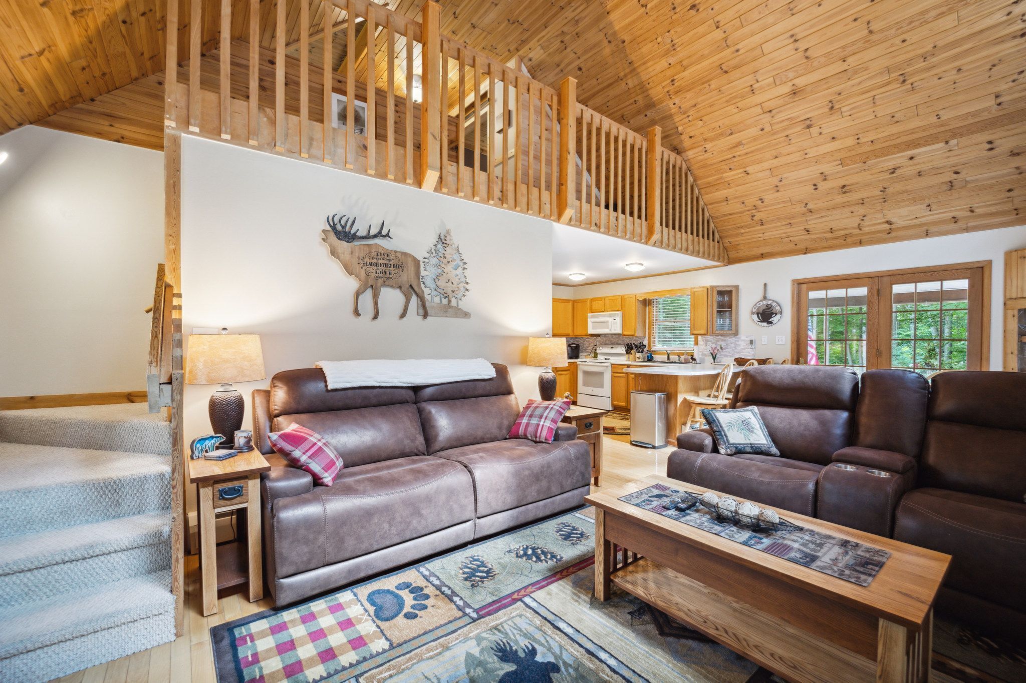 TV connectée, cheminée, livres