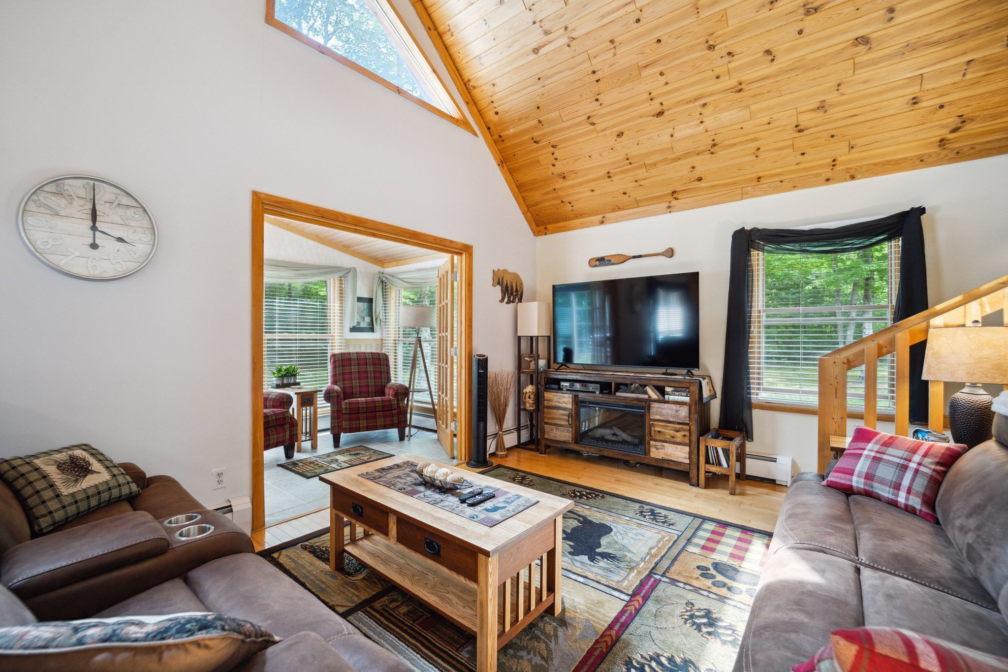 TV connectée, cheminée, livres