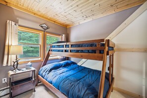 3 bedrooms, desk, iron/ironing board, travel crib
