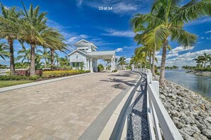 Property grounds - Stylish 2-bedroom + Den house in Seasons at Bonita Pickleball Gym Community Pool (Bonita Springs)