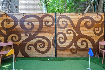 Austin Retro-themed 2-bedroom 2-bath condo near South Congress and Downtown