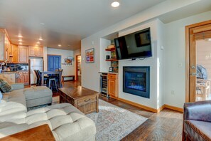 Smart TV, fireplace, DVD player - Ski In Out Condo 2403 I Hot Tub I Gym I Ski Views I Discounted Attractions (Winter Park)