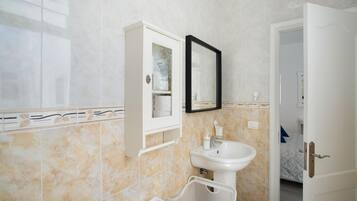 Ducha, secador de pelo, toallas