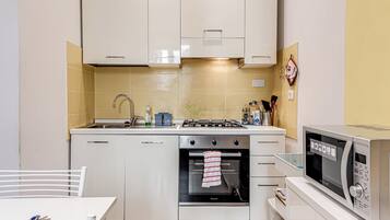 KĂŒhlschrank, Mikrowelle, Ofen, Herdplatte