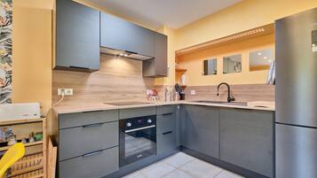 Fridge, oven, stovetop, dishwasher