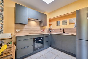 Een koelkast, een oven, een kookplaat, een vaatwasser