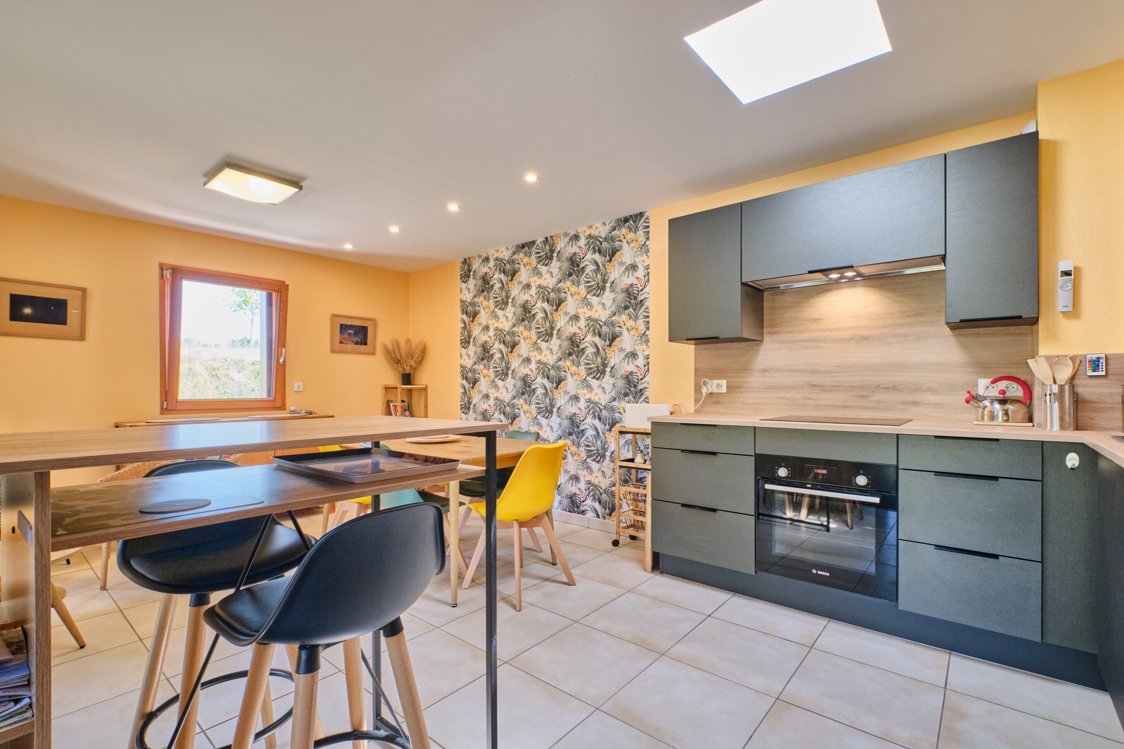 Kjøleskap, ovn, kokeplater og oppvaskmaskin