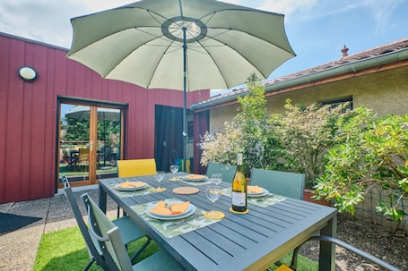 Outdoor dining. Holiday Home 'Les Bambous' with Private Terrace and Wi-Fi