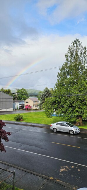 Property grounds - Comfy 2-bedroom apartment in Charming Cathlamet (Cathlamet)