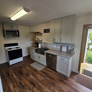 Fridge, microwave, oven, stovetop - Comfy 2-bedroom apartment in Charming Cathlamet (Cathlamet)