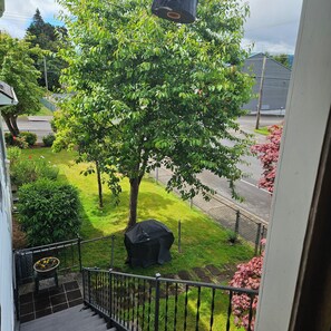 Property grounds - Comfy 2-bedroom apartment in Charming Cathlamet (Cathlamet)