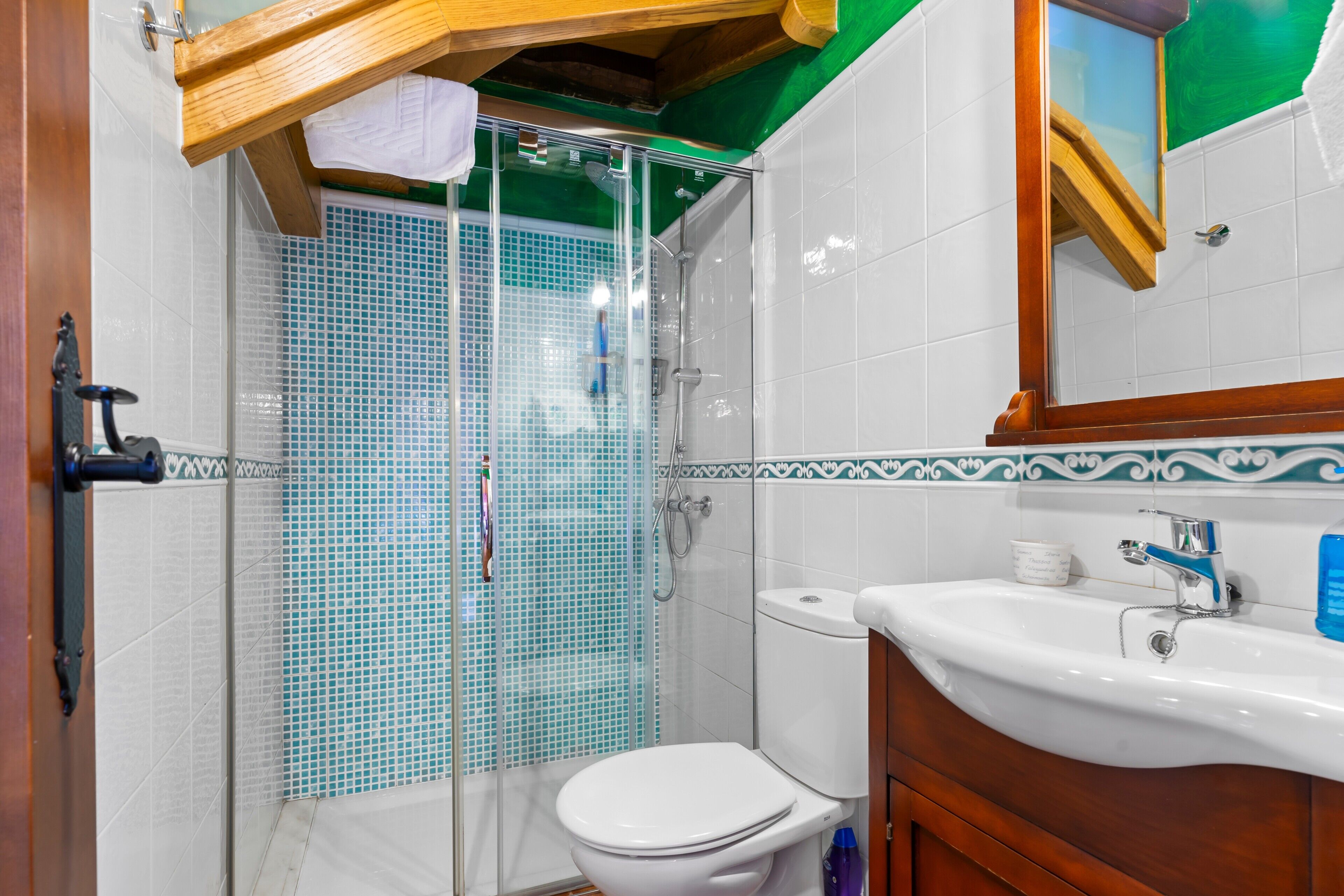 Een douche, een haardroger, handdoeken
