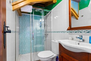 Shower, hair dryer, towels - Apartment 'La Tenada' with Private Terrace, Private Garden and Wi-Fi (Logrezana)