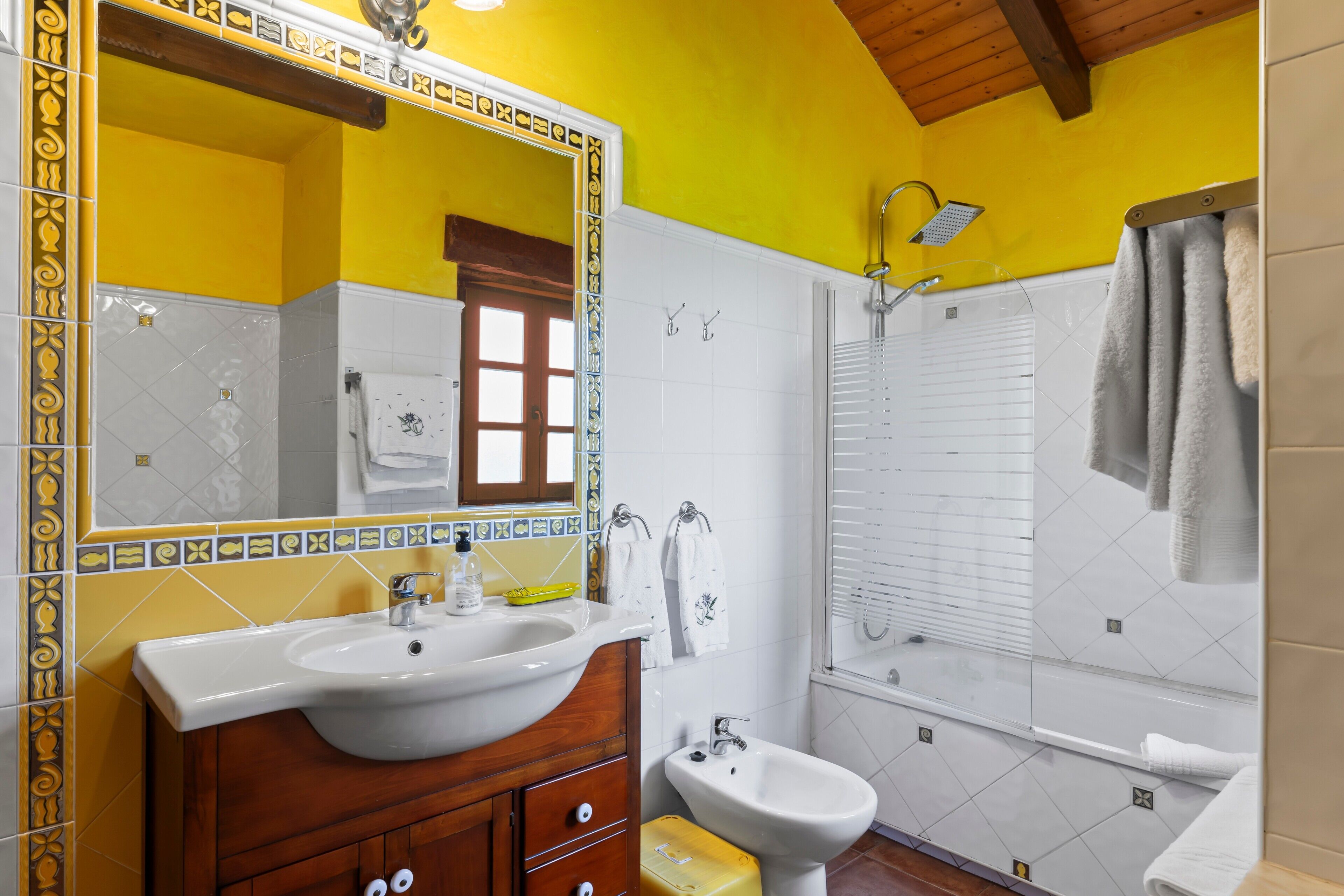 Un baño con lavamanos, bidé y ducha.