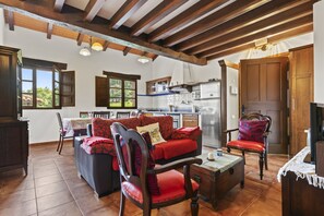 Una televisión, un reproductor de DVD, un reproductor estéreo