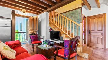 Een televisie, een dvd-speler en een stereo