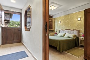 2 bedrooms, iron/ironing board, free WiFi, bed sheets - Apartment 'La Llosa' with Mountain View, Private Terrace and Wi-Fi (Logrezana)