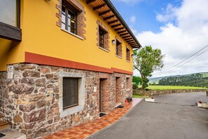 Property grounds - Apartment 'La Llosa' with Mountain View, Private Terrace and Wi-Fi (Logrezana)