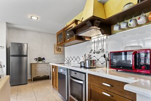 Fridge, microwave, oven, stovetop - Apartment 'La Llosa' with Mountain View, Private Terrace and Wi-Fi (Logrezana)