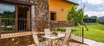 Apartamento 'La Llosa' con vistas a la montaña, terraza privada y Wi-Fi