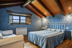 3 bedrooms, free WiFi, bed sheets - Farmhouse 'Pedregal' with Shared Terrace, Private Garden and Wi-Fi (Gijon)