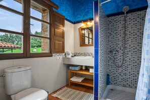 Shower, hair dryer, towels - Farmhouse 'Pedregal' with Shared Terrace, Private Garden and Wi-Fi (Gijon)