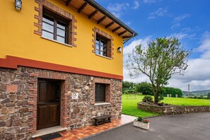Exterior - Farmhouse 'Pedregal' with Shared Terrace, Private Garden and Wi-Fi (Gijon)