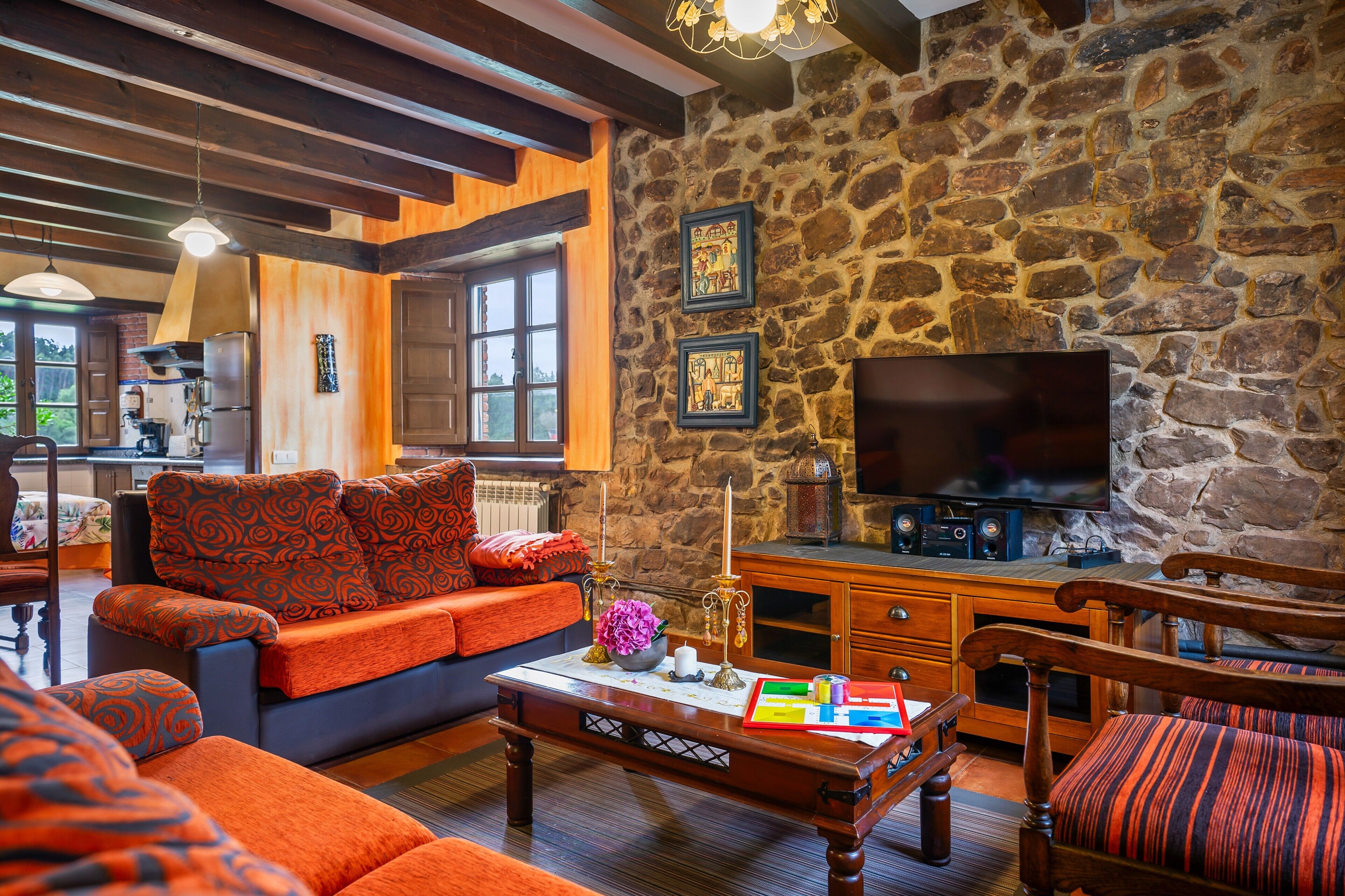 Télévision, lecteur de DVD, table de tennis de table