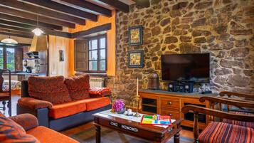 Télévision, lecteur de DVD, table de tennis de table