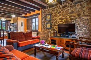 Televisión, reproductor de DVD, mesa de ping pong