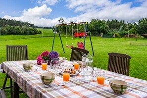 Outdoor dining - Farmhouse 'Pedregal' with Shared Terrace, Private Garden and Wi-Fi (Gijon)