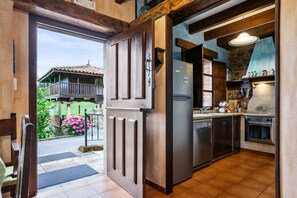 Fridge, microwave, oven, stovetop - Farmhouse 'Casa Jesusa' with Mountain View, Private Terrace and Wi-Fi (Gijon)