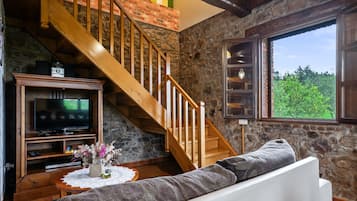 Een televisie, een dvd-speler, een tafeltennistafel en een stereo