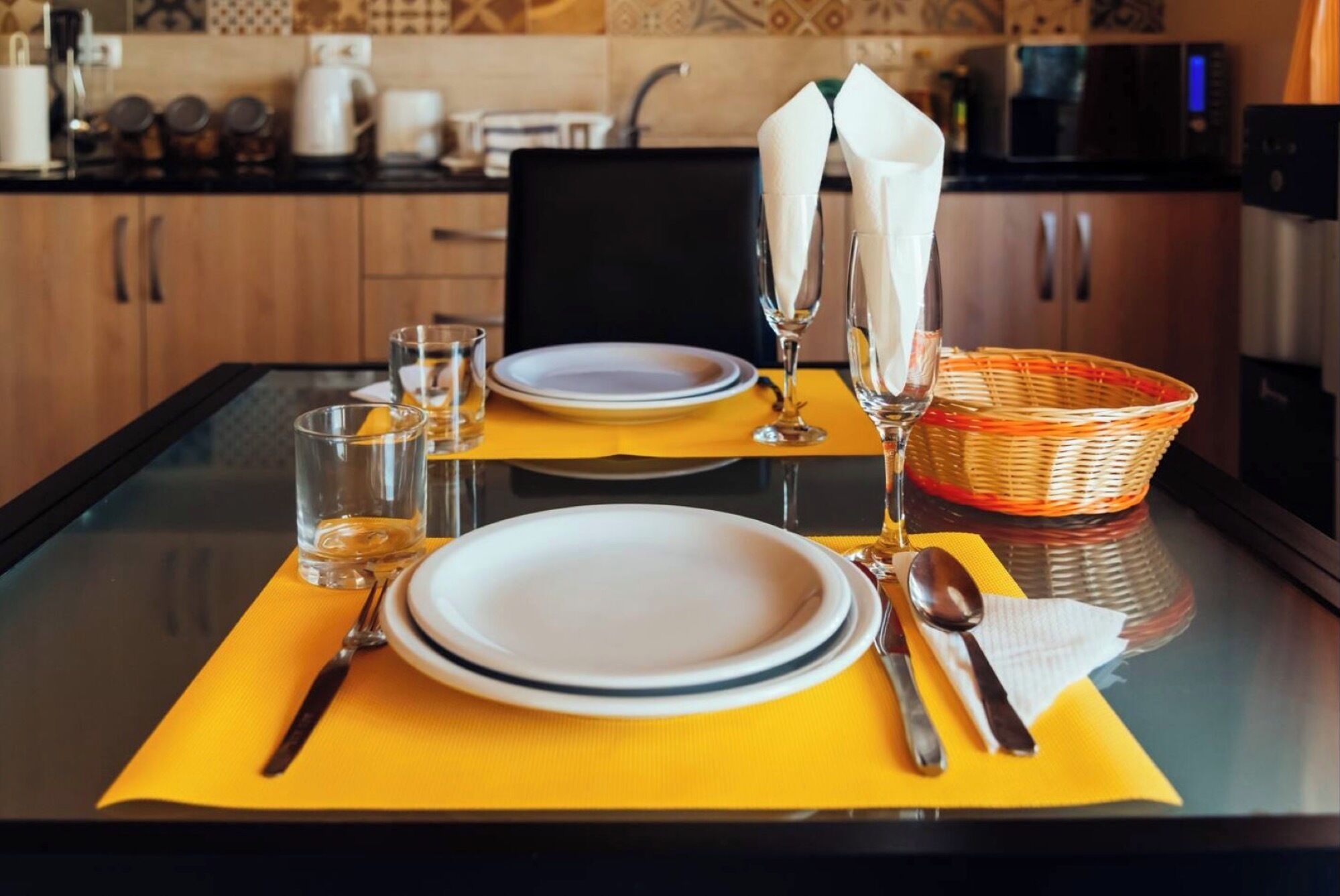 Refrigerador, microondas, parrilla de estufa y cafetera y tetera 