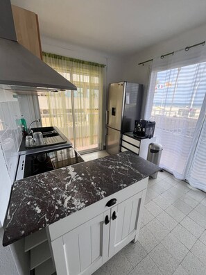 Kylskåp, mikrovågsugn och ugn