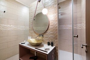 Douche, sèche-cheveux, serviettes fournies
