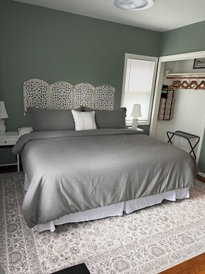 2 bedrooms, desk, iron/ironing board, free WiFi - Charming Bungalow / ❤️ of Bay View / Parking - Central Air - Deck - Washer/Dryer (Milwaukee)