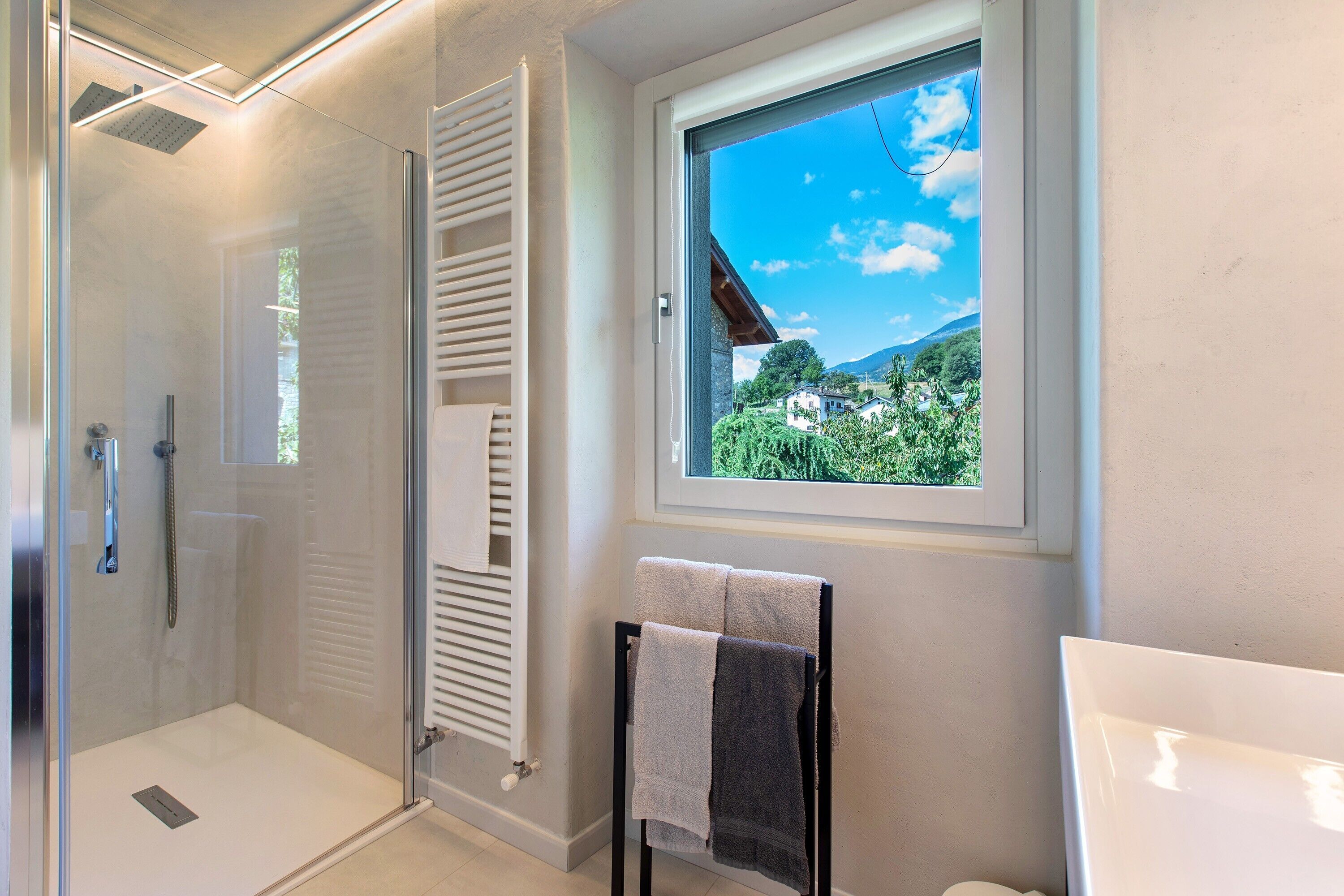 Dusj, hårføner og håndklær