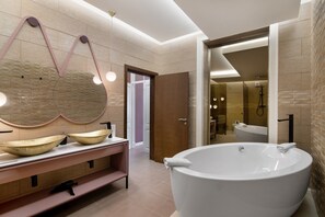 Shower, hair dryer, towels - Room 'Quarto Deluxe Comfort Plus 103' with Shared Terrace, Wi-Fi and Air Conditioning (Faro)