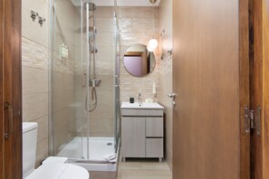 Dusche, Haartrockner, Handtücher