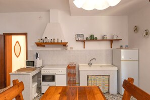 ثلاجة، ميكروويف، فرن، موقد طهي مسطح