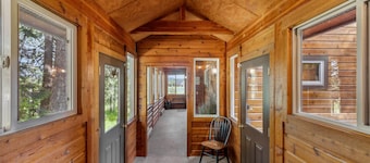 New! Cedar Chalet -on golf course, clubhouse access with gym, seasonal pool & hot tub