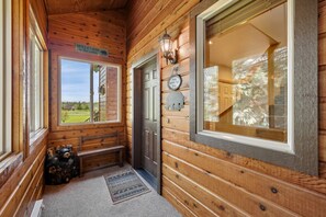 Interior - Cedar Chalet -on golf course, clubhouse access with gym, seasonal pool & hot tub (McCall)